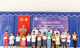 Báo Tiền Phong và Tổng Công ty Điện lực miền Nam trao học bổng cho các em học sinh Bình Phước 