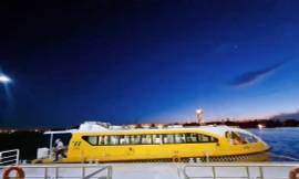 Bạn trẻ háo hức được ngắm Sài Gòn về đêm từ tàu buýt sông 