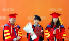 Từ cô sinh viên với nhiều khiếm khuyết đến cô giáo ‘đặc biệt’ nhiều người mê