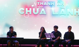 Bạn trẻ hòa mình vào không gian âm nhạc chữa lành