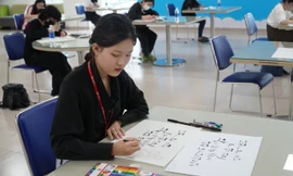 Sinh viên ngành Hàn Quốc học thi viết thư pháp, hào hứng nhảy theo nhạc K-pop