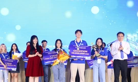 Trao giải cho những dự án tiếng Anh của những sinh viên gen Z