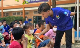 ‘Chiến sĩ áo xanh’ mang niềm vui cho thiếu nhi