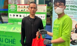 Bạn trẻ Sài Gòn hào hứng đổi rác thải điện tử lấy quà tặng xanh 