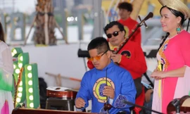 Nhóm nhạc cụ dân tộc ‘chơi nhạc trong bóng tối’