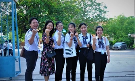 'Tay phải nắm luật, tay trái làm thơ'