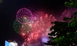 Bạn trẻ Sài Gòn hòa chung niềm vui cùng những màn pháo hoa rực rỡ chào mừng 50 năm Ngày đất nước thống nhất