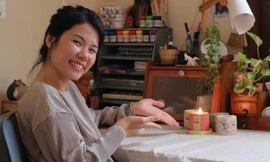 Cô gái trẻ và dự án kinh doanh nến thơm thân thiện với môi trường