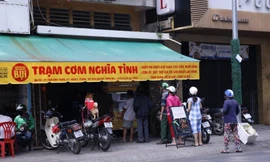 Những suất ăn yêu thương từ 'Trạm cơm nghĩa tình'