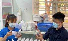 Sản xuất nước rửa tay sát khuẩn phục vụ công tác phòng chống dịch