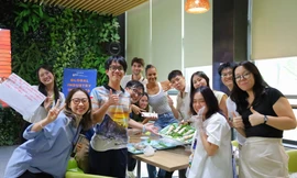 Sinh viên quốc tế 'trầm trồ' khi được thưởng thức gỏi cuốn, cà phê Việt Nam