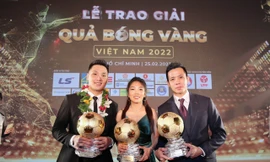 Huỳnh Như tặng áo bán gây quỹ cho trẻ em nghèo khi nhận danh hiệu Quả bóng Vàng 2022