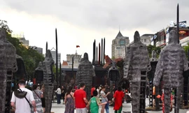 Bãi cọc Bạch Đằng, xe tăng treo ngược thu hút bạn trẻ Sài Gòn