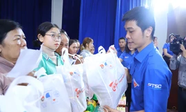 ‘Tết trọn niềm vui 2023’: Trao quà cho bà con khó khăn tỉnh Bà Rịa – Vũng Tàu