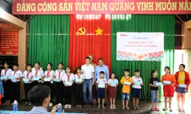 ‘Cháu nhỏ được nhận thẻ bảo hiểm sẽ tiết kiệm được một khoản cho gia đình’