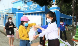 Tiếp tục trao quà cho sinh viên có hoàn cảnh khó khăn