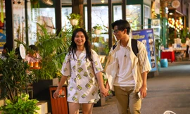 Các cặp đôi tình tứ bên nhau đêm Valentine