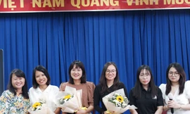 Bạn trẻ hào hứng khi nghe chia sẻ của các thành viên đoàn phim 'Cây táo nở hoa'