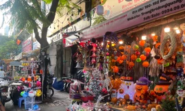 Phố bán đồ trang trí Halloween ở Sài Gòn vẫn im lìm trước ngày cận Lễ