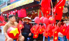 TP. HCM: Đường Hải Thượng Lãn Ông rợp màu cờ trước ngày Đại lễ 30/4