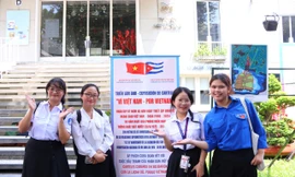 Bạn trẻ hiểu thêm về tình hữu nghị Việt Nam – Cu Ba qua triển lãm tranh áp phích cổ động 'Vì Việt Nam'