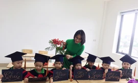 Cảm phục cô giáo trẻ không may bị tật tay, viết chữ đẹp như in