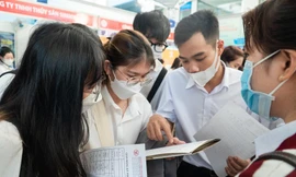 Sinh viên tìm kiếm cơ hội việc làm tại 'Ngày hội việc làm doanh nghiệp Đài Loan 2022'