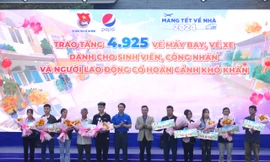 Sinh viên, công nhân phấn khởi khi nhận ‘vé 0 đồng’ chương trình ‘Mang Tết về nhà’