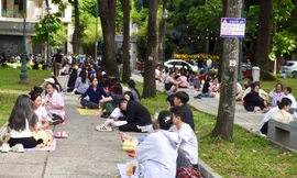 Cuối tuần, bạn trẻ Sài Gòn hẹn nhau cà phê 'bệt'