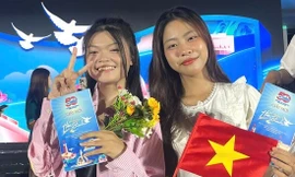 Bạn trẻ ‘săn’ vị trí đẹp để xem Lễ diễu binh kỷ niệm 50 năm Ngày Giải phóng miền Nam 