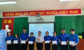 Thăm và tặng quà Đội hình 'Tiếp thức mùa thi' tỉnh Bình Dương