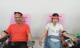 Vợ chồng rủ nhau hiến máu tại ngày hội Chủ nhật Đỏ