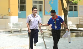 Những tình nguyện viên ‘phản ứng nhanh’ giúp thí sinh vượt khó đúng giờ làm bài
