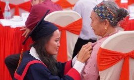 Xúc động chuyện bà nội vượt hơn 2.000 km dự Lễ tốt nghiệp của cháu gái