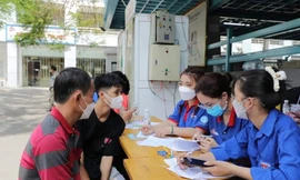 'Đội hình áo xanh' hỗ trợ tân sinh viên nhập học