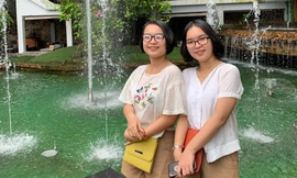 Cặp chị em song sinh cùng tham gia chống dịch