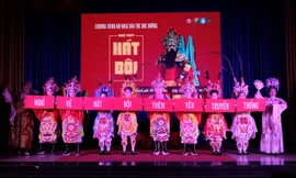 Bạn trẻ thích thú tìm hiểu nghệ thuật hát bội