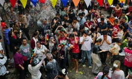 Bạn trẻ Sài Gòn thích thú trải nghiệm Lễ hội Tết cổ truyền ‘Chôl Chnăm Thmây 2025’