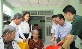 Bác sĩ trẻ Bệnh viện Quân y 175 khám, chữa bệnh cho bà con Q.12, huyện Củ Chi