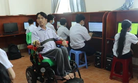 'Thầy giáo xe lăn' truyền cảm hứng cho nhiều bạn trẻ