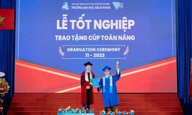 Thủ khoa trường ĐH Bách khoa (ĐHQG TP. HCM) đoạt cúp Toàn năng