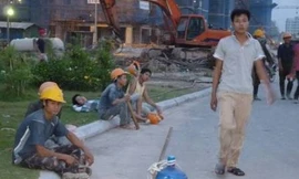 Công nhân xây dựng “bán thân“ rẻ mạt