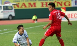 CLB Hà Nội (trái) vấp ngã trước B. Bình Dương ảnh Tường Vũ