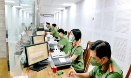 Quá tải đường truyền làm hộ chiếu trực tuyến tại Hà Nội và TPHCM