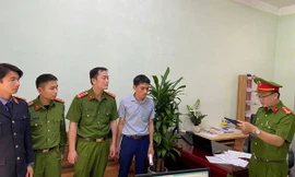 Bắt nguyên Giám đốc Chi nhánh Văn phòng Đăng ký đất đai huyện Kim Bôi 