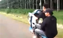 Ra đường 'trổ tài' đi xe máy một bánh sau khi sử dụng ma túy 