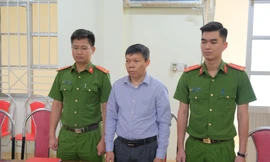 Khởi tố ông Bùi Văn Hiệp (giữa) cựu chủ tịch phường Sông Bằng. (ảnh: CB)