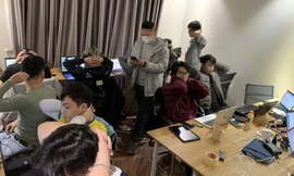 Đột kích 'bản doanh' của ổ nhóm lừa đảo ở Hà Nội