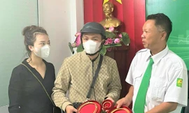 Nam thanh niên vui mừng khi nhận lại 1,8 cây vàng để quên trên taxi