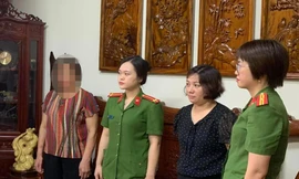 Lực lượng chức năng tiến hành đọc lệnh khởi tố bị can. Ảnh: H.M